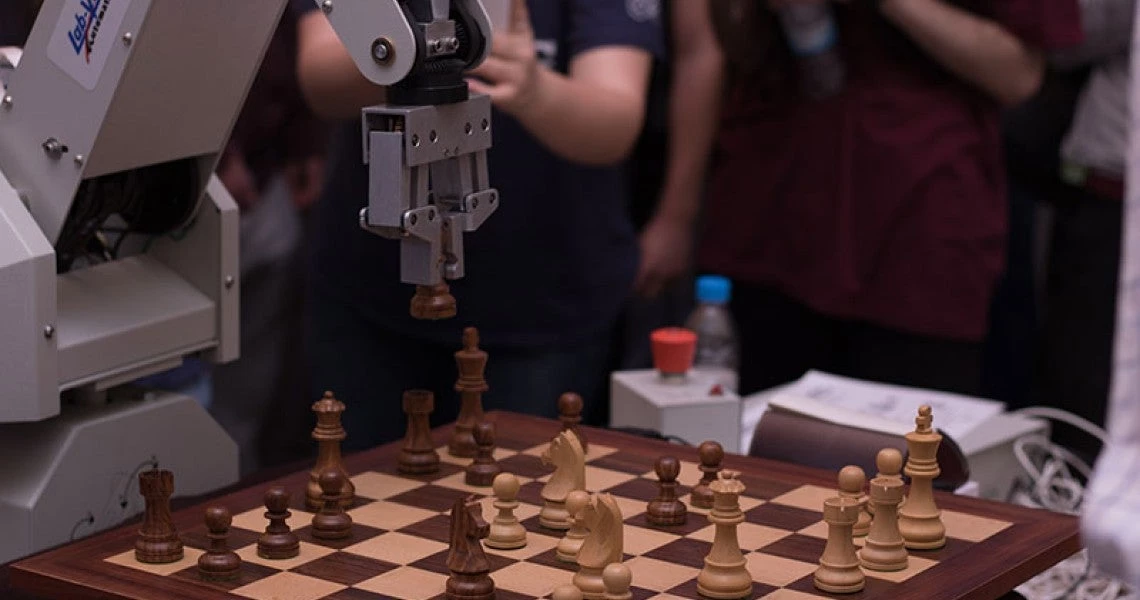 Γνωρίστε το Cronus: Ρομπότ που παίζει σκάκι από ελληνικά χέρια (εικόνες)